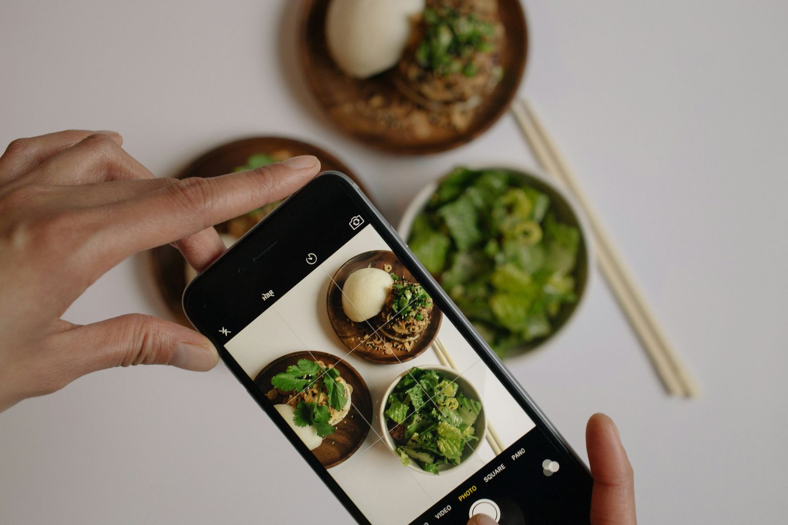 用手機拍攝桌上的料理